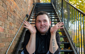 Picture of a person living with hidradenitis suppurativa having a chat
