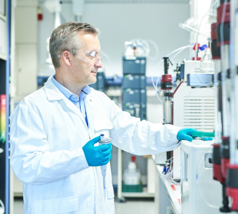 Picture of Alain working in our labs on the Braine campus