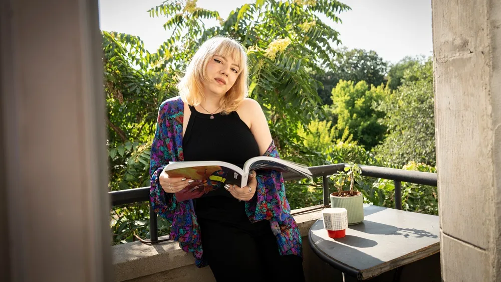 Picture of Alisa living with myasthenia gravis reading a book