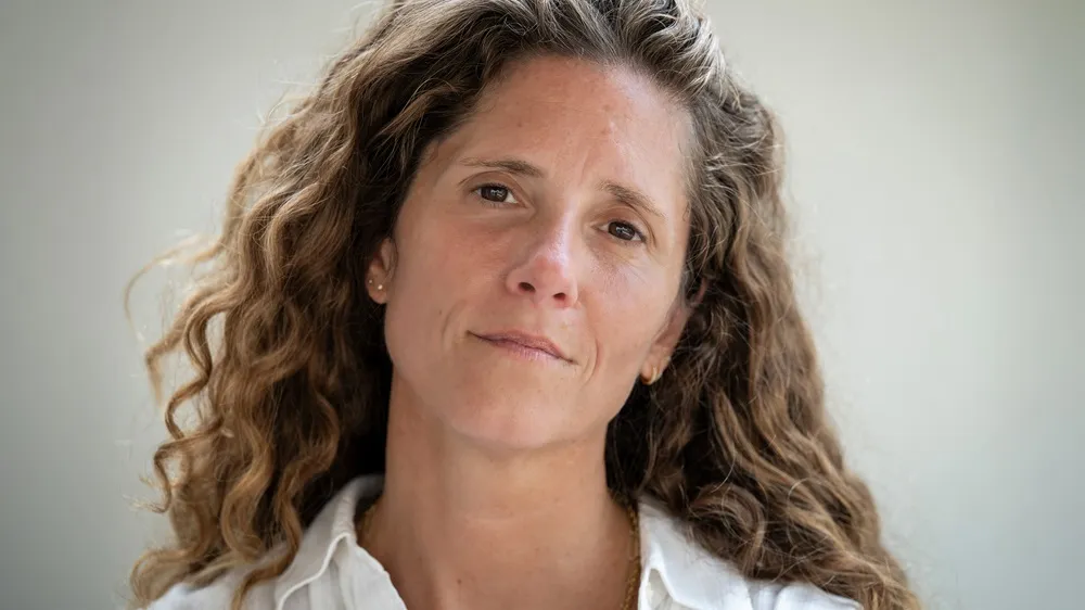 Portrait of Anna living with myasthenia gravis